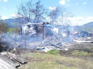 Gospodărie distrusă într-un incendiu, la Vama