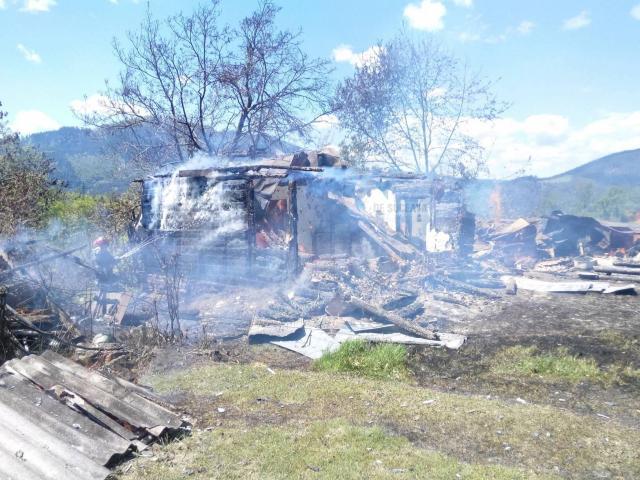 Gospodărie distrusă într-un incendiu, la Vama