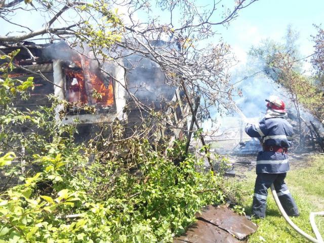 Gospodărie distrusă într-un incendiu, la Vama