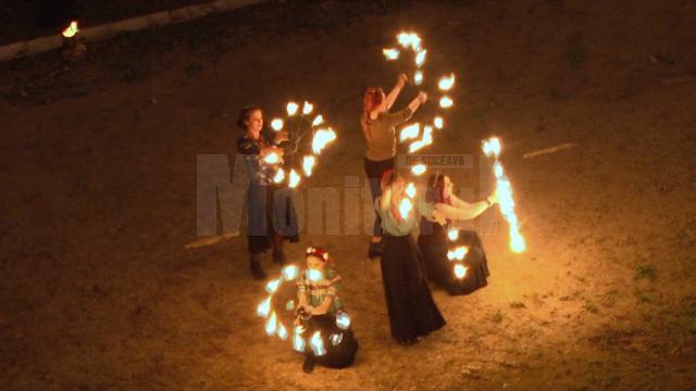 Spectacol mistic cu jonglerii cu evantaie şi bâte în flăcări, susţinut de Ordinul Solomonarilor, la Cetate