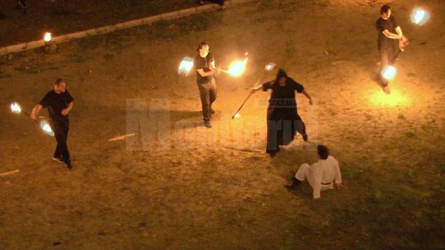 Spectacol mistic cu jonglerii cu evantaie şi bâte în flăcări, susţinut de Ordinul Solomonarilor, la Cetate