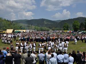 Parada gospodarilor i-a încântat pe cei prezenţi la Hora Bucovinei