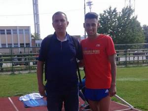 Andrei Dorin Rusu alături de antrenorul Cristian Prâsneac după cursa în care și-a făcut baremul pentru mondialele de juniori I