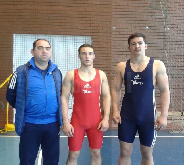 Adrian Agache şi Cristian Teodor Chira, împreună cu antrenorul Valerică Gherasim