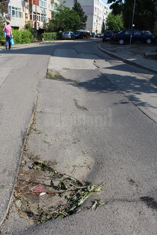 Pericol public pe strada Narciselor, din cauza craterelor apărute în urma lucrărilor făcute „nemţeşte”