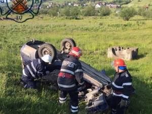 Un autoturism condus de un tânăr de 19 ani s-a răsturnat la Mănăstirea Humorului