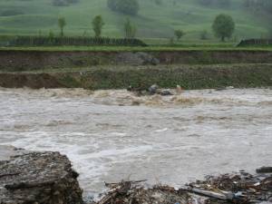 „Codul galben” de inundaţii pe râurile Suceava, Moldova şi Bistriţa, prelungit până joi