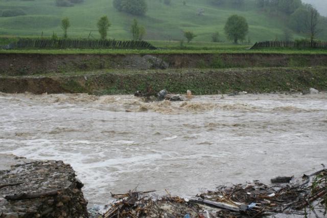 „Codul galben” de inundaţii pe râurile Suceava, Moldova şi Bistriţa, prelungit până joi