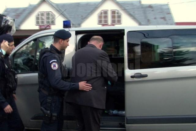 Primarul a fost preluat de duba jandarmeriei pentru a fi transportat la Bucureşti