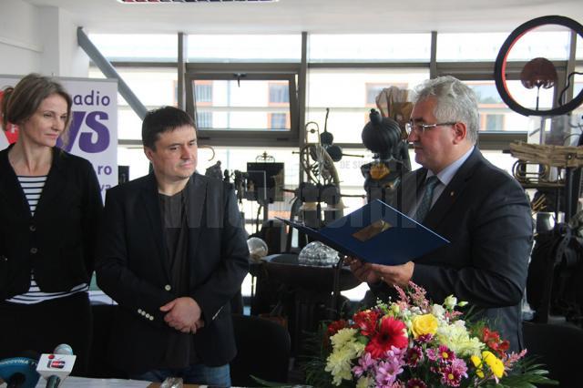 Primarul Ion Lungu i-a înmânat regizorului Cristian Mungiu o diplomă de excelență pentru dezvoltarea și promovarea filmului românesc