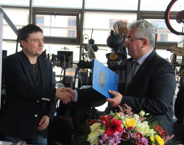 Diplomă de excelență, înmânată regizorului Cristian Mungiu de primarul Ion Lungu