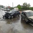 Accidentul a avut loc după ce autoturismul Dacia Logan a intrat pe contrasens şi a izbit frontal un alt autoturism