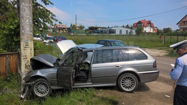 Şoferul şi cele două pasagere din BMW au fost răniţi