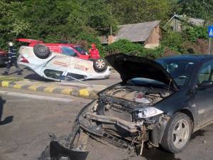 Două maşini s-au ciocnit violent pe strada Cernăuţi din municipiul Suceava