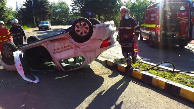 Accident cu doi răniţi, după o neacordare de prioritate în intersecţie