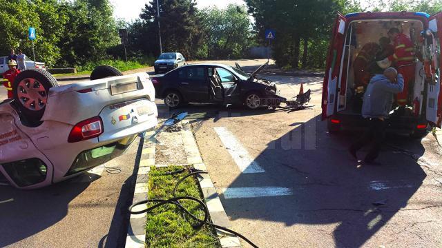 Accident cu doi răniţi, după o neacordare de prioritate în intersecţie