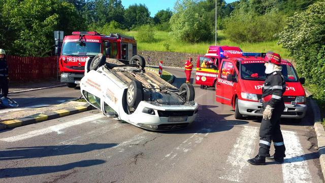 Accident cu doi răniţi, după o neacordare de prioritate în intersecţie