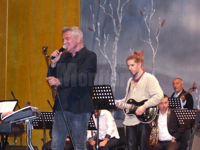 Artistul Dan Bittman, acompaniat de Symphonic Pop Rock Orchestra din Botoşani, a cucerit publicul sucevean
