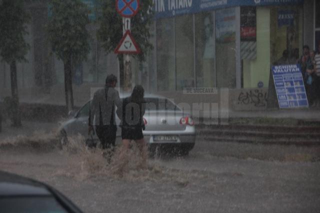 Inundaţie pe străzile Sucevei, după o ploaie torenţială