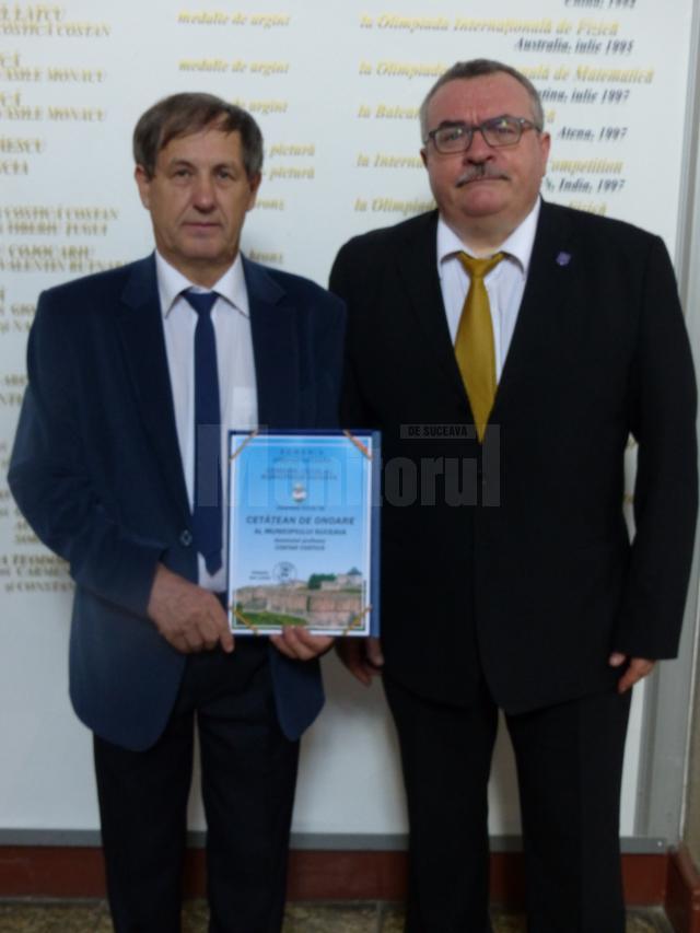 Profesorul Costică Costan (stânga) este Cetăţean de Onoare al municipiului Suceava