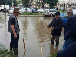 Efectele inundaţiilor la Gara Burdujeni, cauzate de astuparea cu mizerii a canalizărilor
