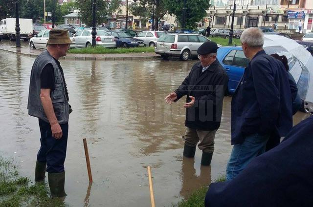 Efectele inundaţiilor la Gara Burdujeni, cauzate de astuparea cu mizerii a canalizărilor