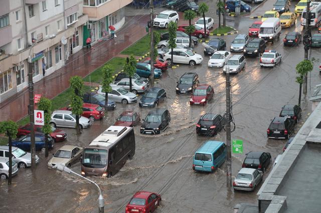 Zona centrală a bdului G. Enescu a fost inundată pe o lungime de câţiva zeci de metri