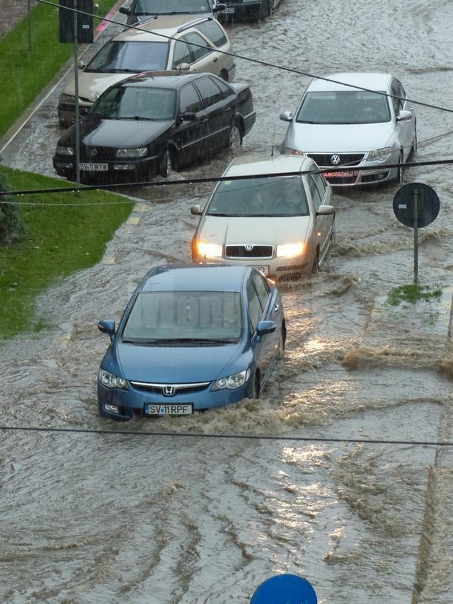 În urma ploii torenţiale apa adunată în centrul oraşului a blocat traficul