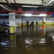 Apa a pătruns în parcările subterane din centrul oraşului, inundându-le