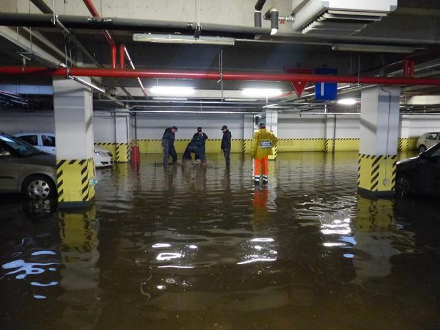 Apa a pătruns în parcările subterane din centrul oraşului, inundându-le