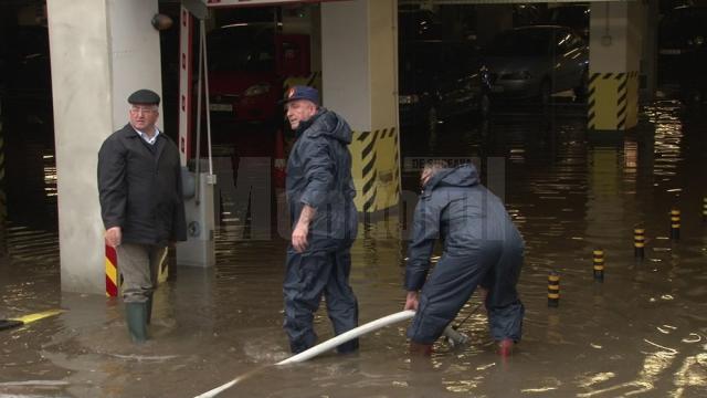 Inundaţii pe străzile Sucevei, după o ploaie torenţială