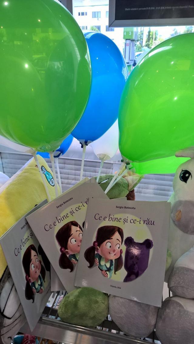 Baloane colorate şi cărţi pentru copiii care ajung astăzi în zona staţiilor OMV din zona Metro şi din zona Bazar