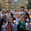 Primarul Ion Lungu, înconjurat de copii, la locul  de joacă modernizat din Burdujeni