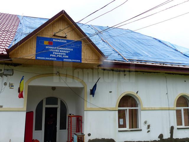 Tavanul şcolii din Probota s-a prăbuşit joi noapte, din cauza ploilor abundente