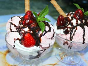 Salata de fructe cu înghețată. Foto: ceruline.wordpress.com