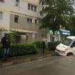 Autoutilitara prăbuşită în asfaltul care s-a surpat pe strada Mihai Viteazul, lângă Policlinica din Areni