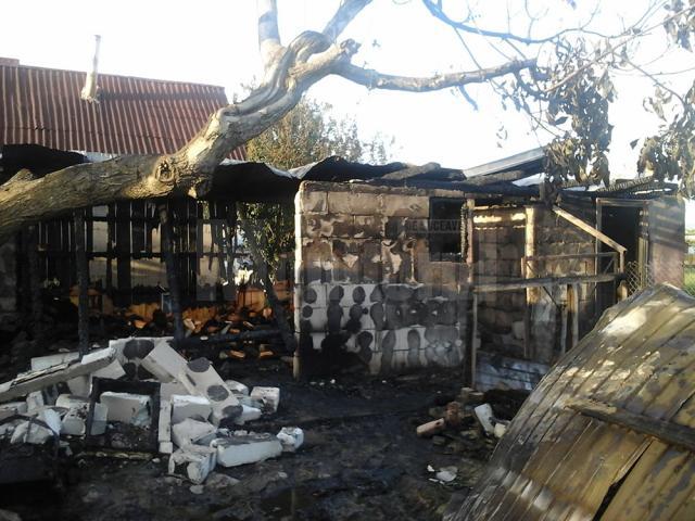 Focul a făcut pagube mari, distrugând casa şi o anexă din preajmă
