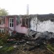 Acoperişul casei şi interioril au fost distruse de flăcări