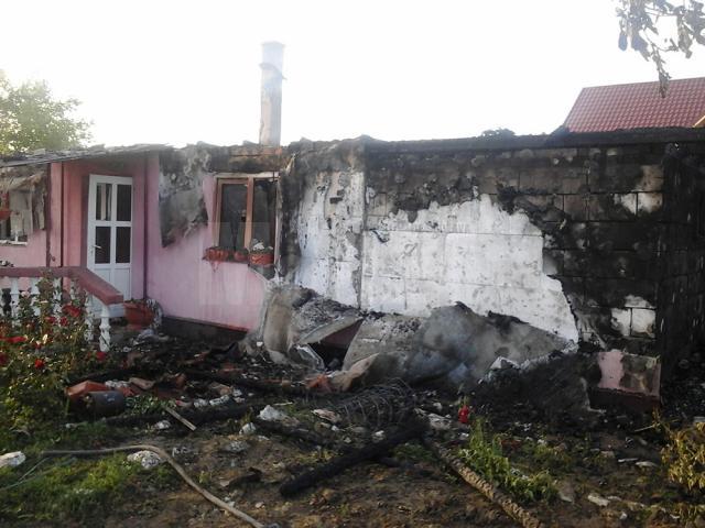 Acoperişul casei şi interioril au fost distruse de flăcări