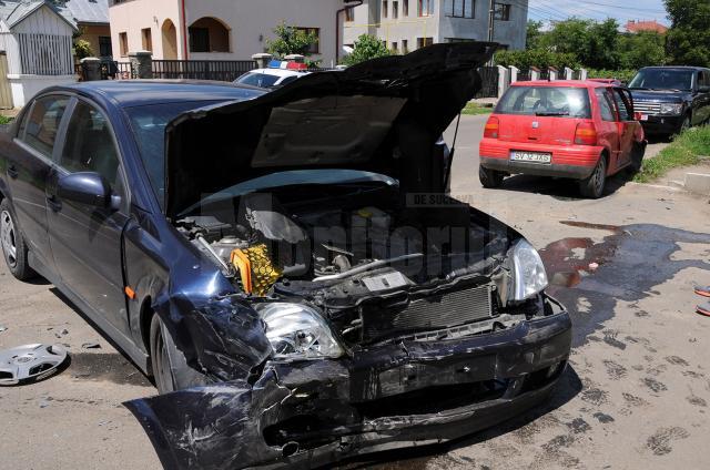 Un copil a ajuns la spital, după ce maşina condusă de tatăl său a fost izbită în plin de alt vehicul