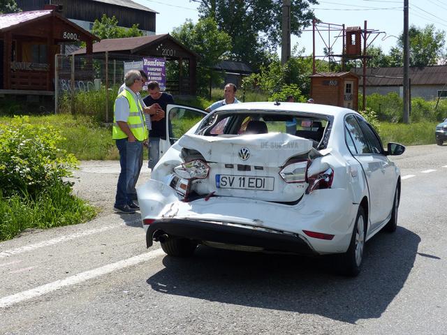 În urma izbiturii puternice din spate, autoturismul VW Passat a fot grav avariat