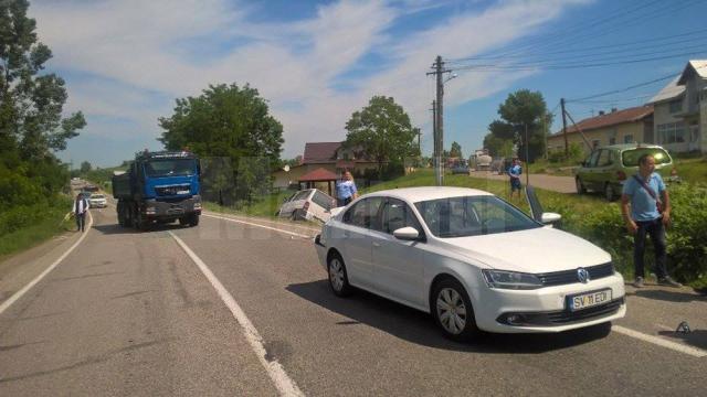 VW Passat a fost lovit din spate de camion şi a fost împins pe contrasens, unde a acroşat microbuzul Mercedes