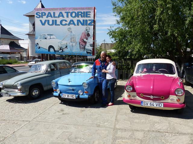 Trei dintre maşinile cu care familia Romaniuc va participa la parada de la Gura Humorului