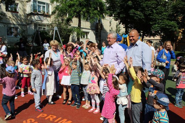 Noul loc de joacă amenajat de Primăria Suceava în Obcini este un real motiv de bucurie pentru cei mici