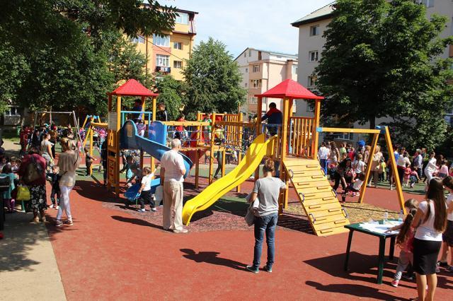 Cel mai modern loc de joacă din Suceava a fost inaugurat în cartierul Obcini