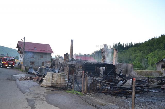 Patru familii au rămas fără locuinţe după un incendiu devastator