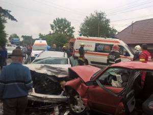 Accident cu şapte răniţi după ce două maşini s-au ciocnit violent