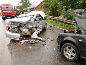 Trei autoturisme implicate într-un grav accident la Ilișești