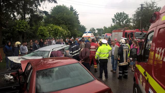 Accident cu opt răniţi la Bădeuţi, după ce un şofer a intrat brusc pe contrasens