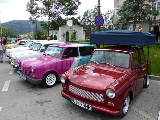 Spectacol retro cu maşini Trabant cochete, viu colorate sau decapotabile
